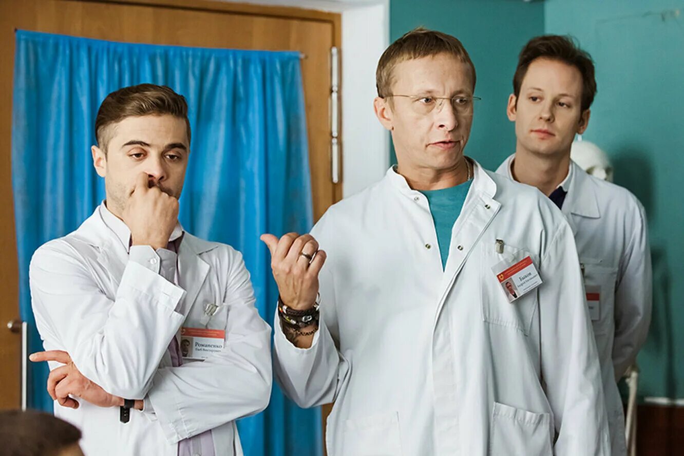 Как звали интернов. Актёр быкова интерны. Один байрон фил ричардс. Интерны романенко и купитман. Тнт интерны 2014.