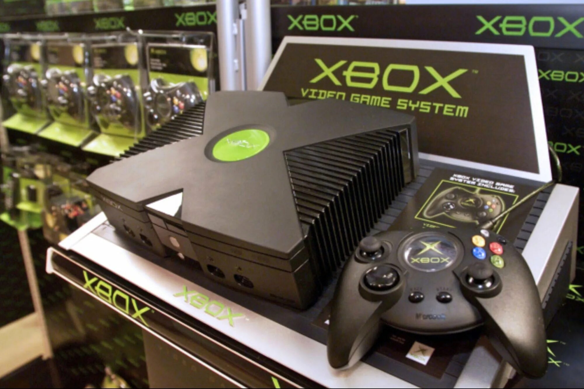 Хбокс 5 купить. Xbox 2001. Xbox Original 2001. Xbox Original Xbox 360 Xbox one. Xbox 1 2001.