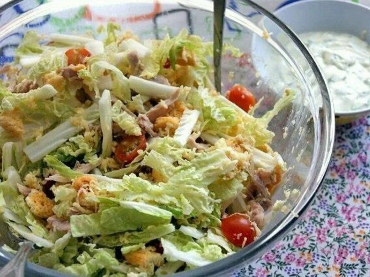 Салат с куриным филе и пекинской капустой. Салат цезарь с курицей и сухариками с пекинской капустой и помидорами. салат цезарь с курицей и пекинской капустой. салат цезарь с пекинской капустой. салат с курицей и пекинской капустой и сухариками.
