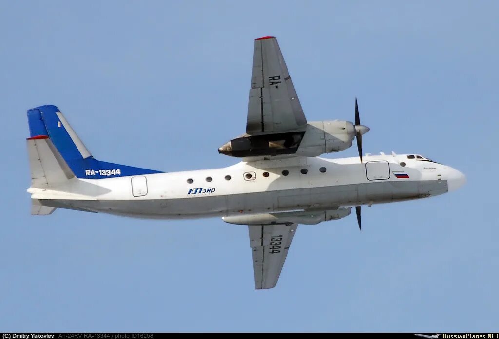 Ан-24 технические характеристики. Ан 24 пассажирский самолет характеристики самолета. Ан 24 пассажирский самолет характеристики самолета. Самолет ан 24. Ан-24 пассажирский самолёт.