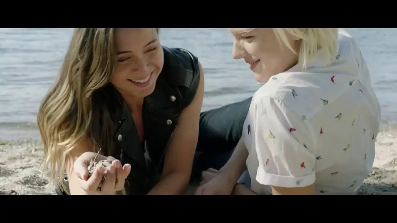 Эрика фильм 2016. Эрика линдер и натали крилл в наши дни. Ниже её губ фильм 2016. Натали крилл и эрика линдер фильм. Эрика линдер и натали крилл.