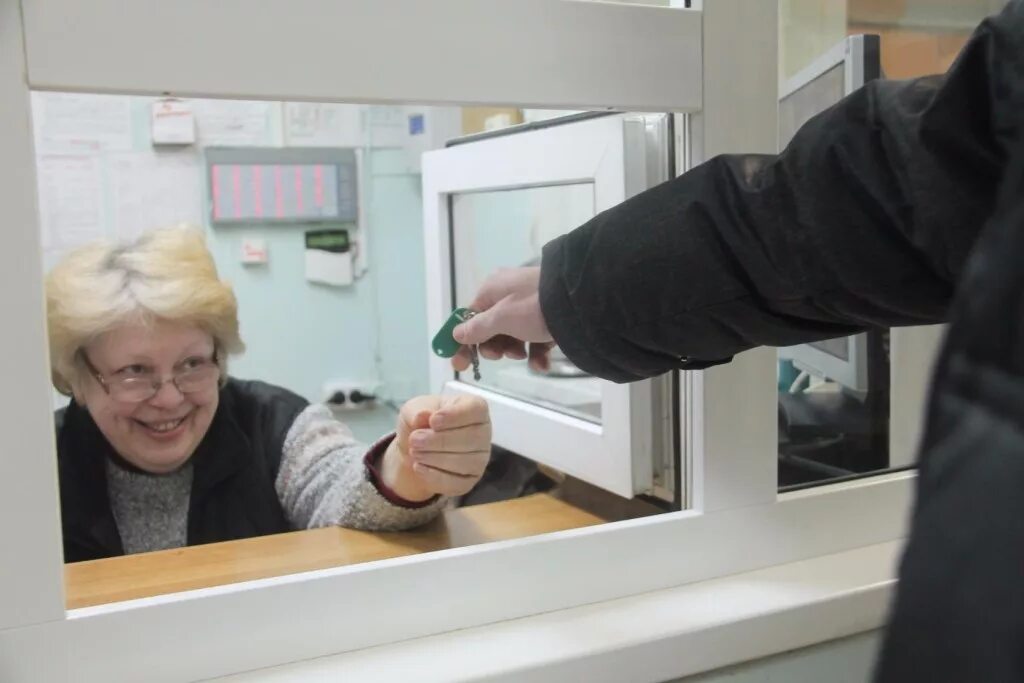 Консьержка. Консьерж в подъезде. Консьержка в подъезде. Дом с консьержкой. Вахтер в общежитие женщина