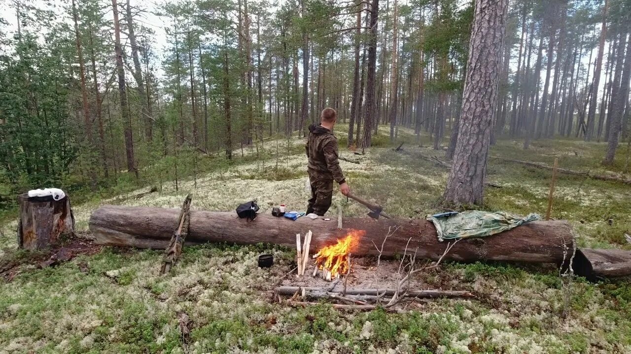 Жизнь в тайге. Стройка в тайге. Обед охотника в тайге. Охотник в тайге у костра.