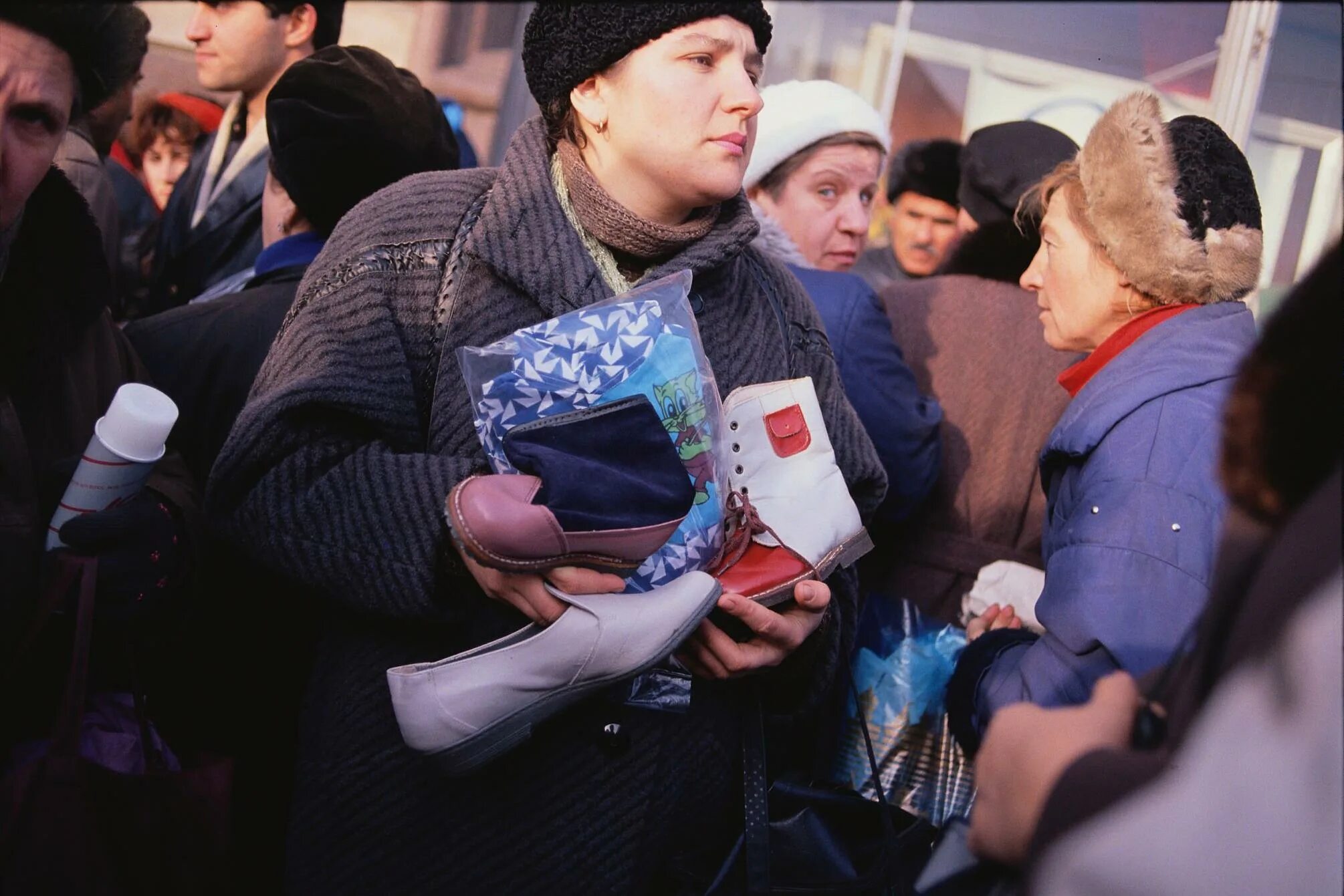 Жизнь в 1990 х годах. Спекулянты 90х. Советские спекулянты. СССР 1990 год. Россия в 1990-е годы.