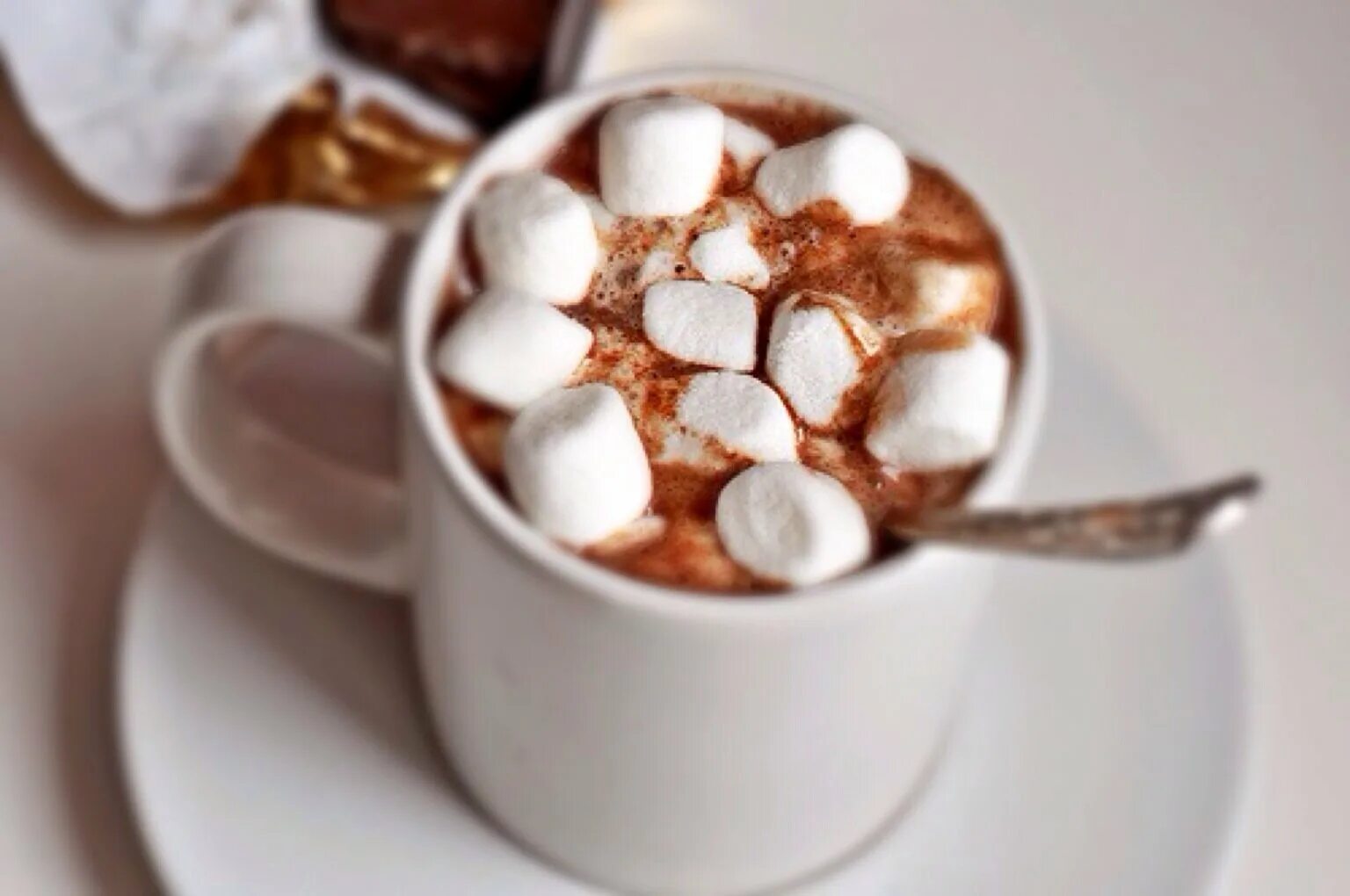 Маршмеллоу в кофе. Какао с маршмеллоу. Кофе с зефиром. Маршмеллоу в кофе. Кофе с зефирками маршмеллоу.