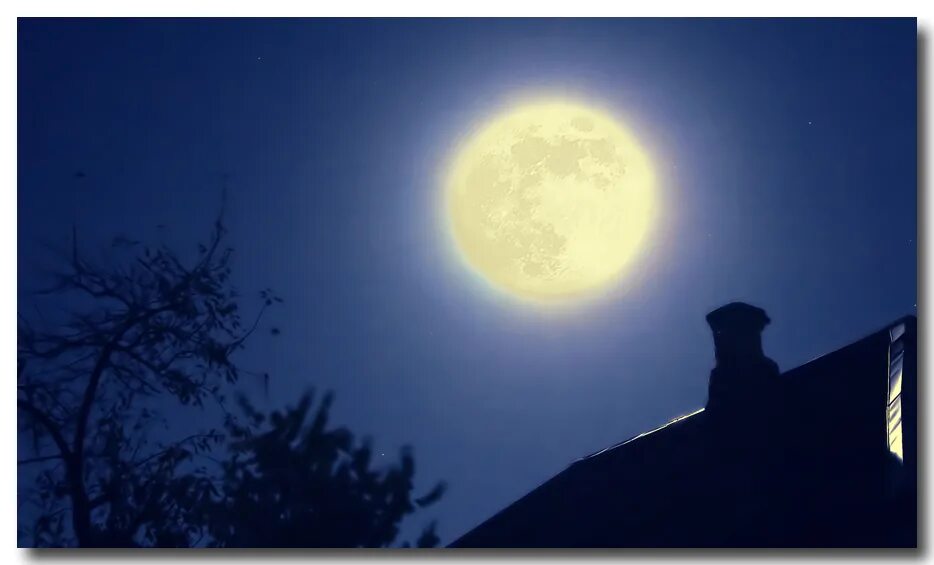 Луна поднималась и освещала. Луна над крышами. Луна над домами. Луна в окне. Дом полнолуние.