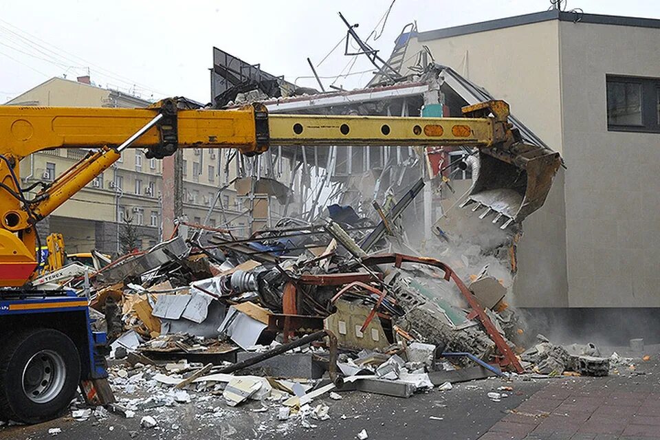 Машина для сноса зданий. Управляемый снос. Демонтаж аварийного здания. Демонтаж экскаватором. Башни близнецы балки.