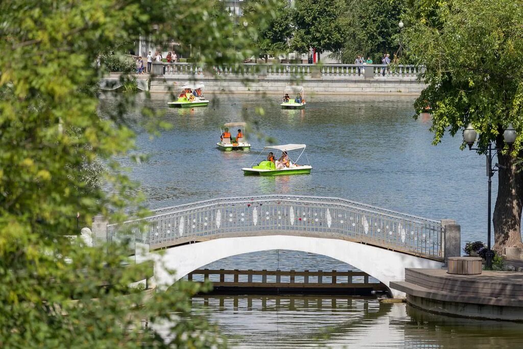 Парк горького китайский. Цпкио горького москва. Парк горького китайский. Парк горького китайский. Ярмарка в парке горького.