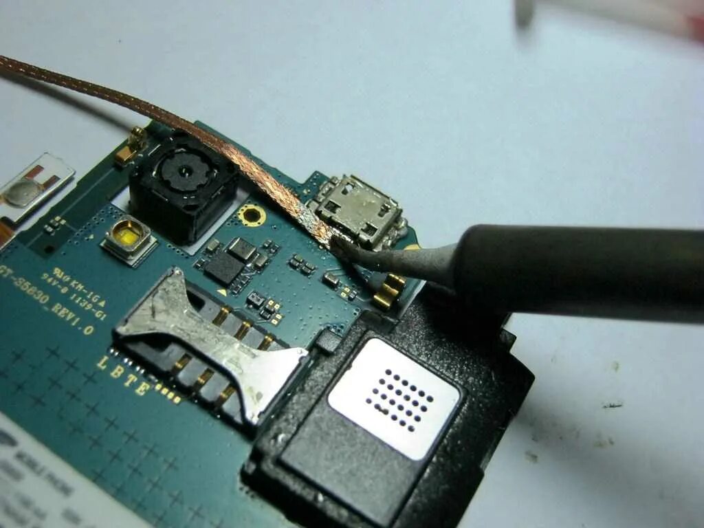 Замена micro usb разъема. Samsung a520 разъем зарядки. Разъем микрофона на материнской плате ноутбука. Заменить гнездо. Замена микро юсб.