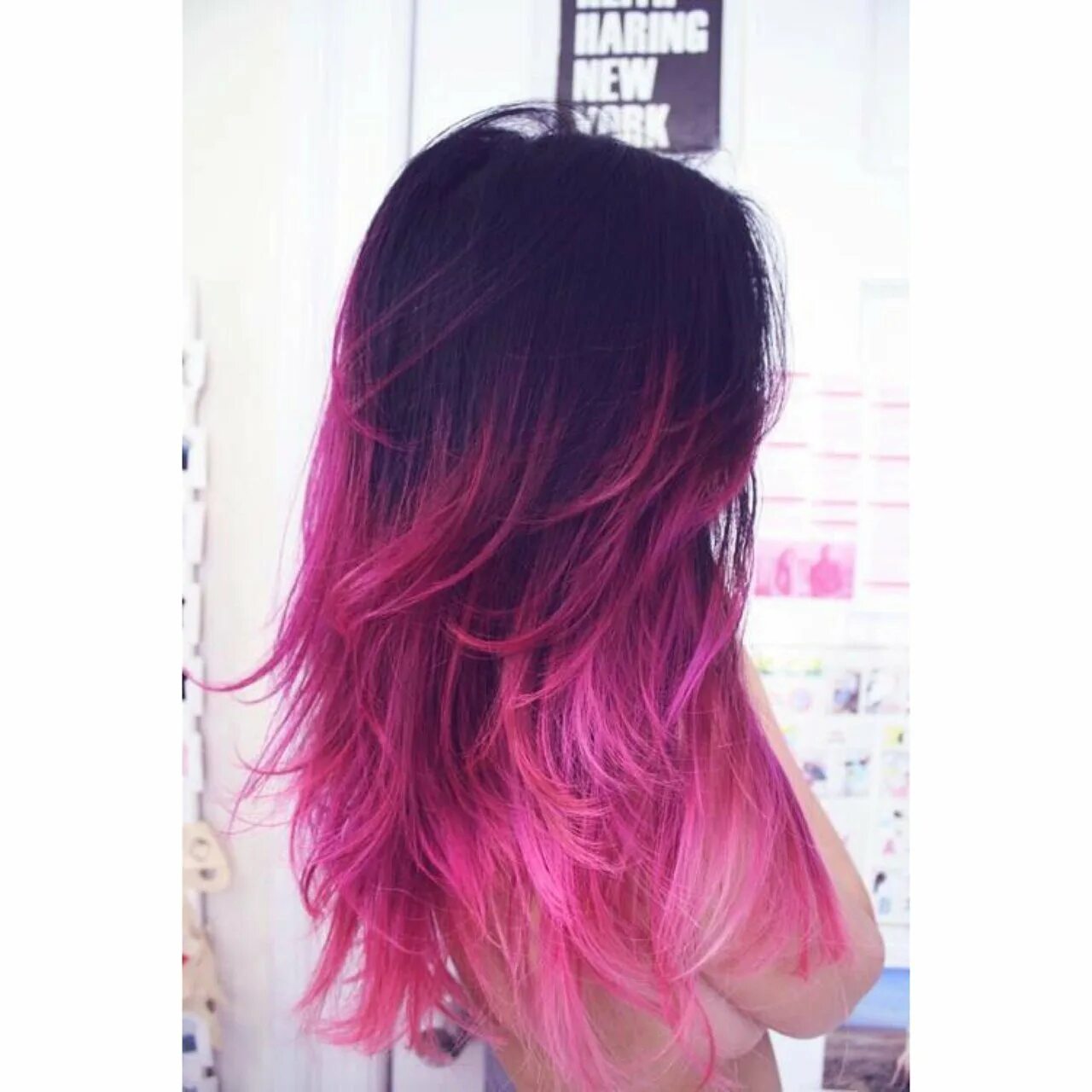 Балаяж фуксия. Черные волосы с розовыми кончиками. Цветное омбре на волосах. Розовые кончики волос. Розовые волосы на черных волосах