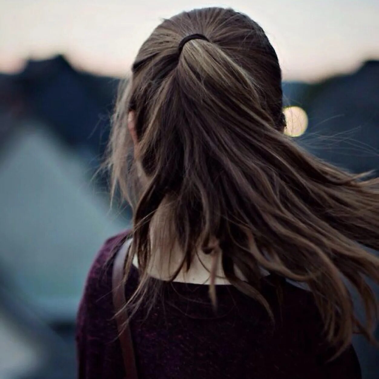Девушка со спины. Девушка с каштановыми волосами со спины. Девушки шатенки со спины. Девушки шатенки со спины. Девушки шатенки со спины.