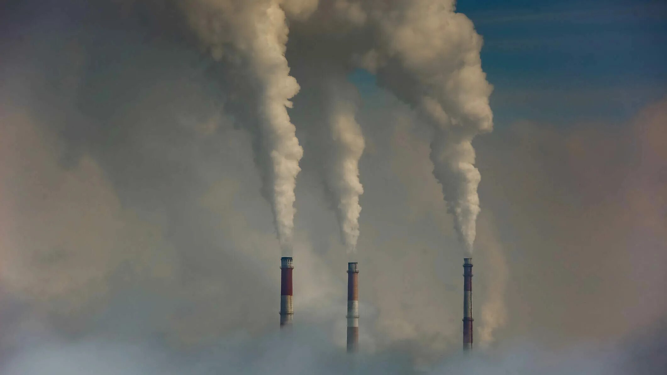 Загрязнение атмосферы углекислым газом. Выбросы углекислого газа. Выбросы углекислого газа в атмосферу. Выброс углерода в атмосферу. Выбросы диоксида углерода.