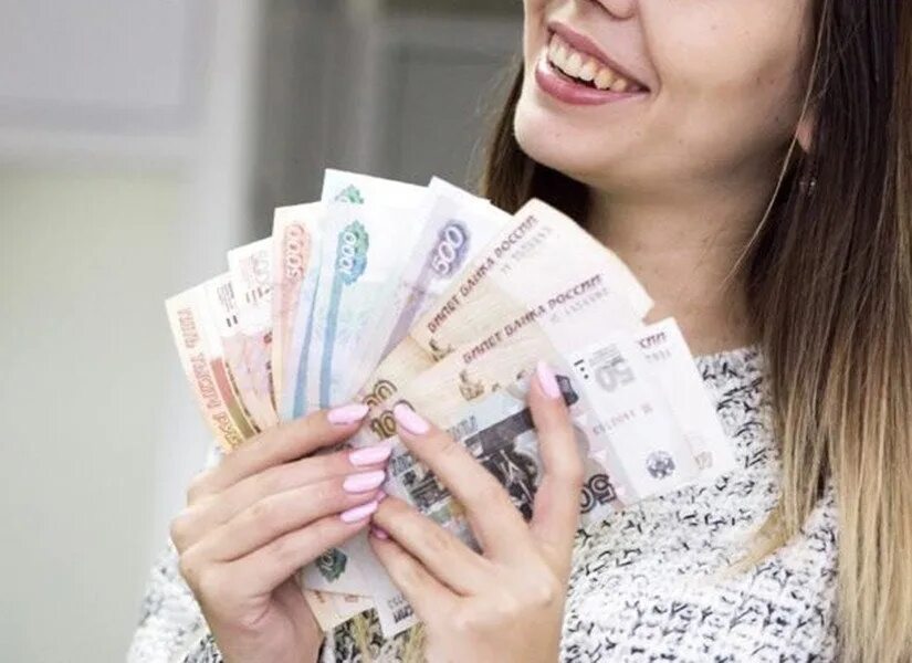 Деньги займ. Женщина с рублями. Деньги микрозайм. Подросток с деньгами. Заем денежных средств наличными