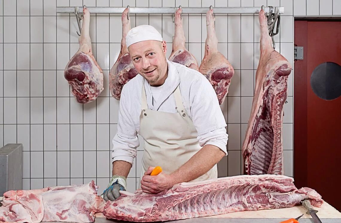 Ищу работа мясник. Ищу работа мясник. Обвальщик на мясокомбинате. Ищу работа мясник. Ищу работа мясник.