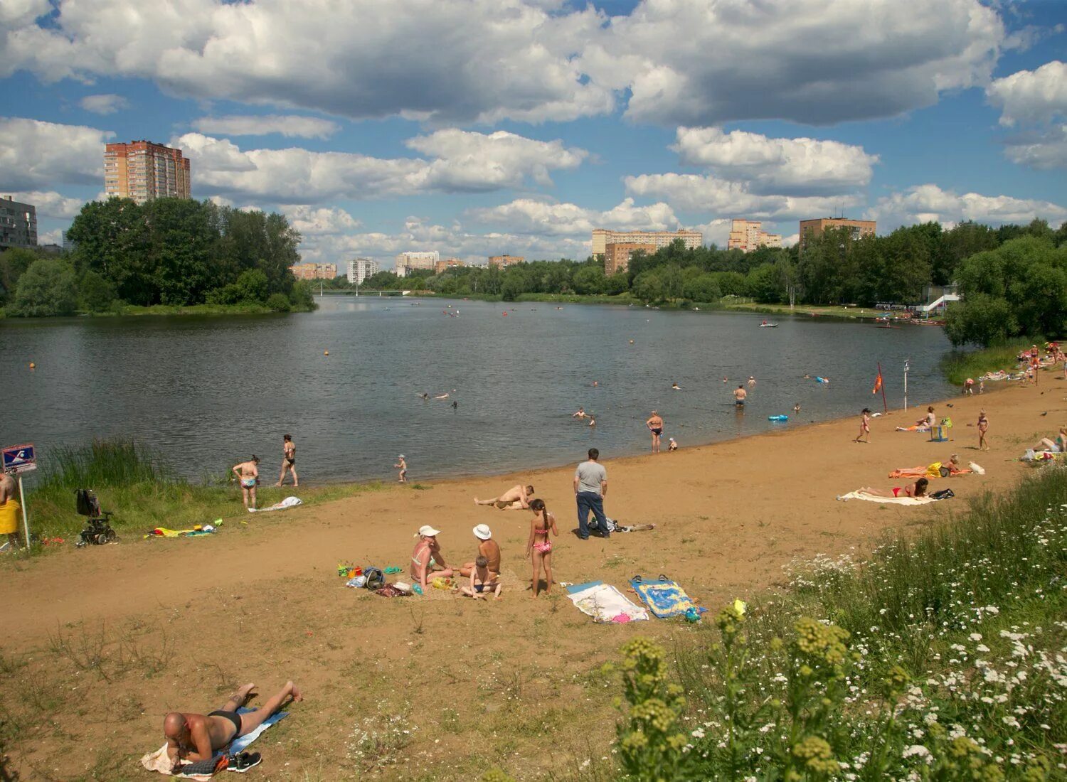 Вода пушкино московской области. Пушкино река Серебрянка пляж. Речка Серебрянка в Пушкино. Пушкино водохранилище пляж. Пушкино Московская область река Серебрянка.