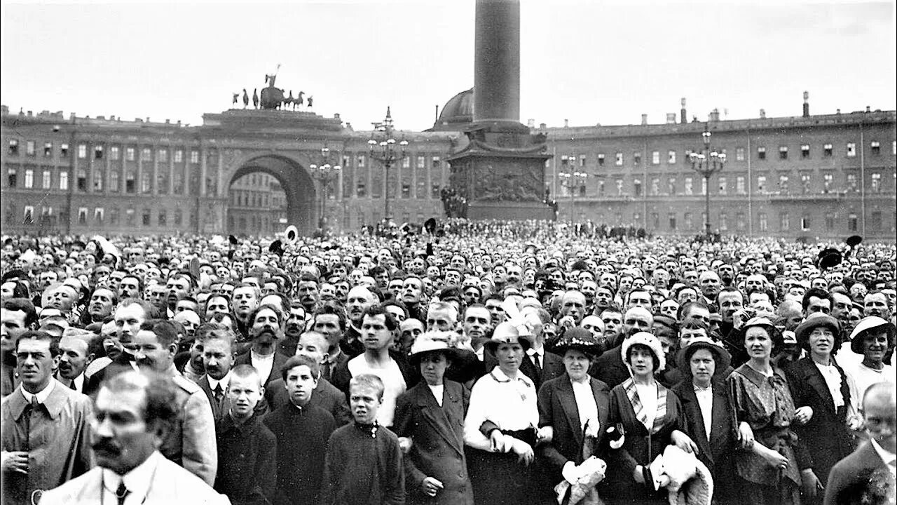 Дворцовая площадь объявление войны 1914. Дворцовая площадь 1914 1 августа. Манифестация на Дворцовой площади 1914. Дворцовая площадь в Санкт Петербурге в 1914.