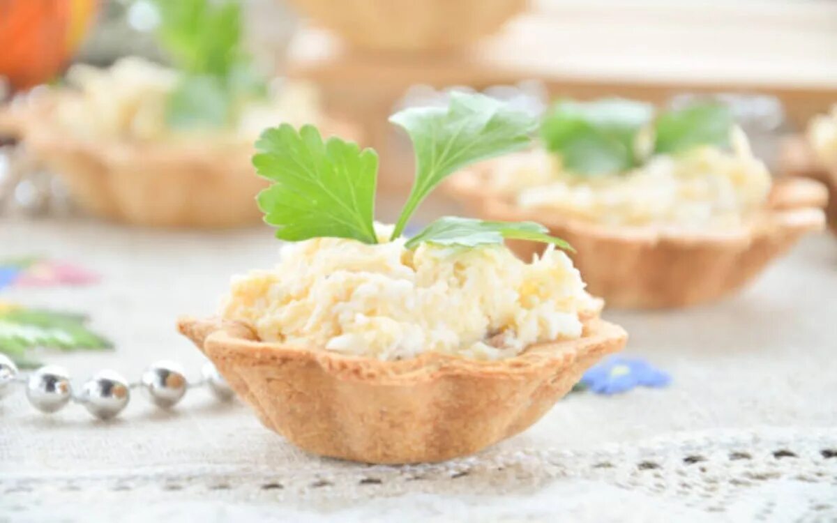Тарталетки с сыром и чесноком. Тарталетки с сыром и чесноком. Тарталетки с сыром и чесноком. Тарталетки с сыром и чесноком и яйцом. Тарталетки с начинкой с чесноком сыром.