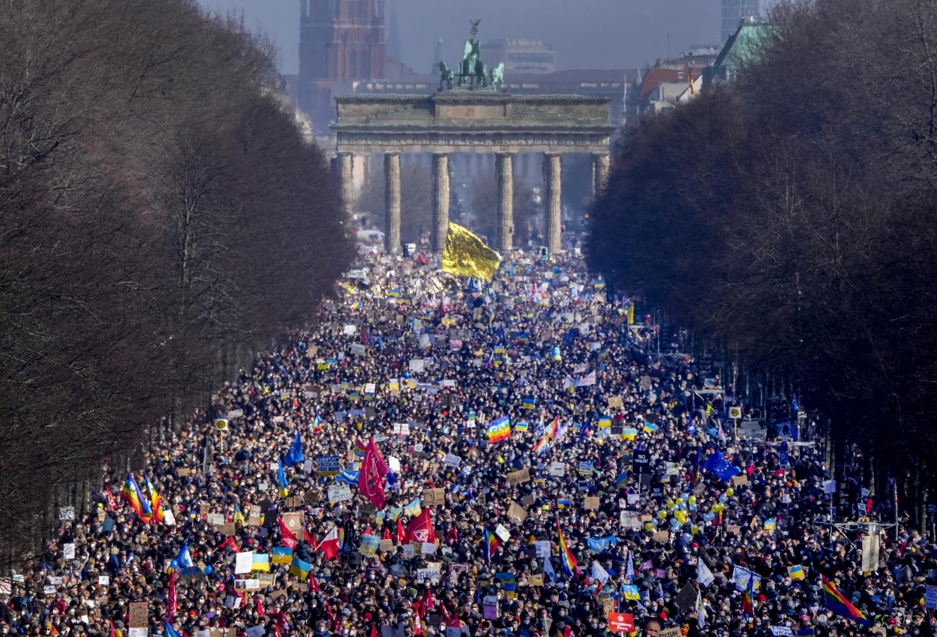 Люди поддержавшие украину. Марш в Берлине 2022. Протесты в Берлине 2022. Митинг в Берлине. Митинги против войны с Украиной.