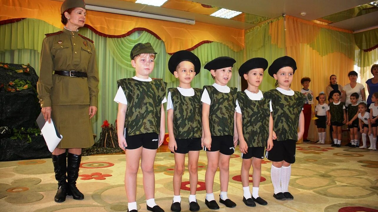 23 февраля садике. Военная форма для детского сада. Дети в военной форме. Военный детский сад. Форма для детей на 23 февраля в детском саду.