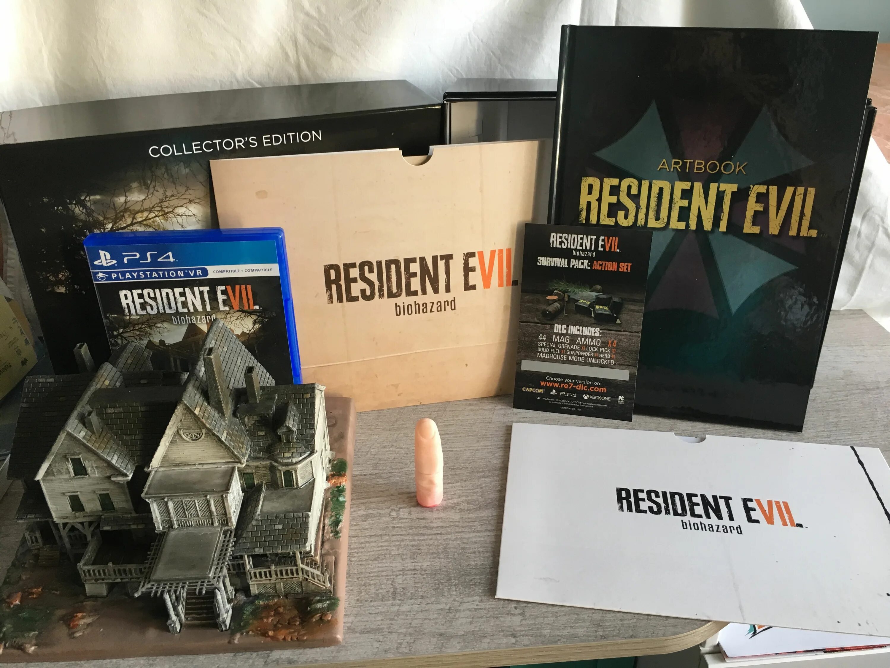 Resident evil collection. Коллекционка Resident Evil 7. Resident Evil 7 коллекционное издание. Резидент ивел 4 коллекционное издание. Resident Evil 2 Collectors Edition.