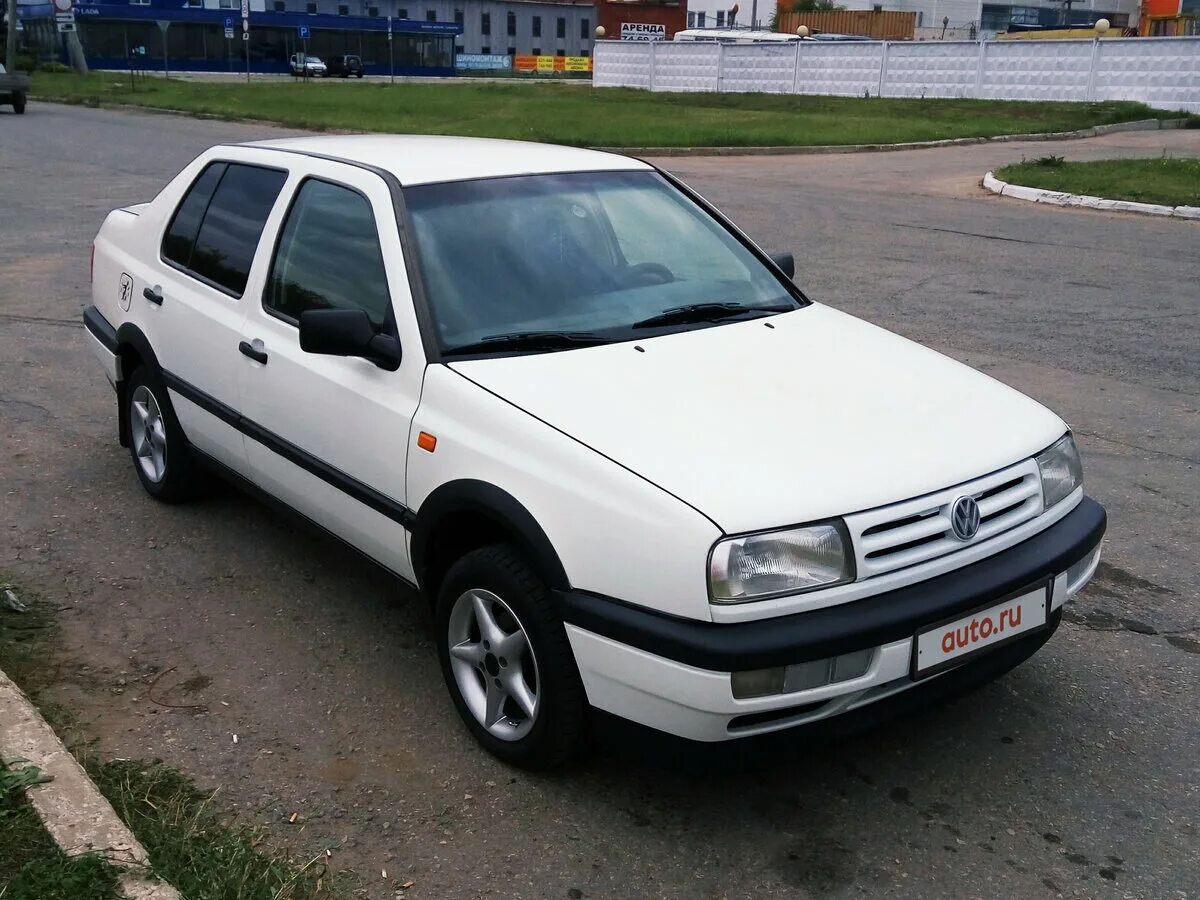 Volkswagen 1994. Фольксваген Венто белый. Фольксваген Венто 1994. Вольцваген клап. Джулион в Старом кузове.
