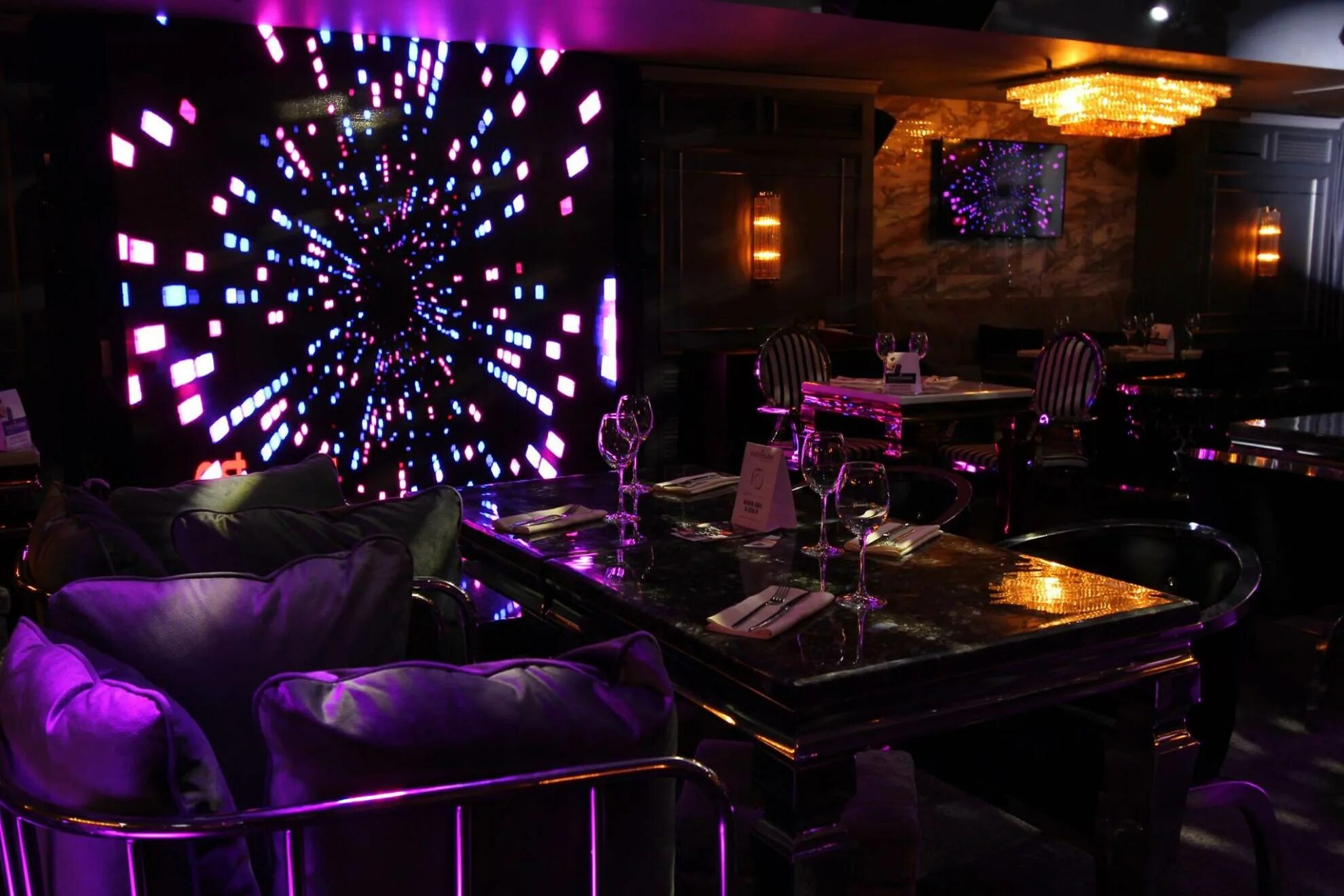 Ресторан с посетителями. Ночной бар с посетителями. Ресторан ночью. Кафе рестораны работающие ночью. Один в современном баре.