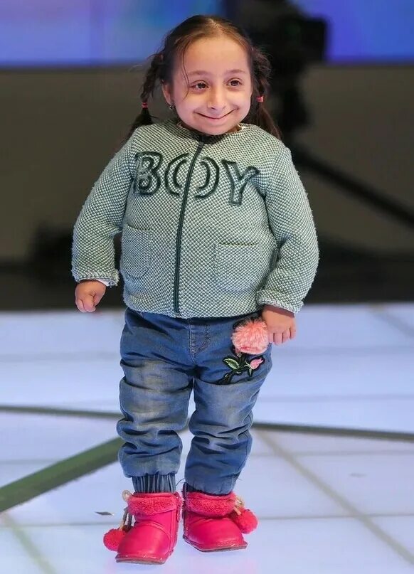 Jyoti amge. Та самая маленькая девочка. Самые маленькие девчонки. Йоти амгэ. Самая маленькая выпускница.