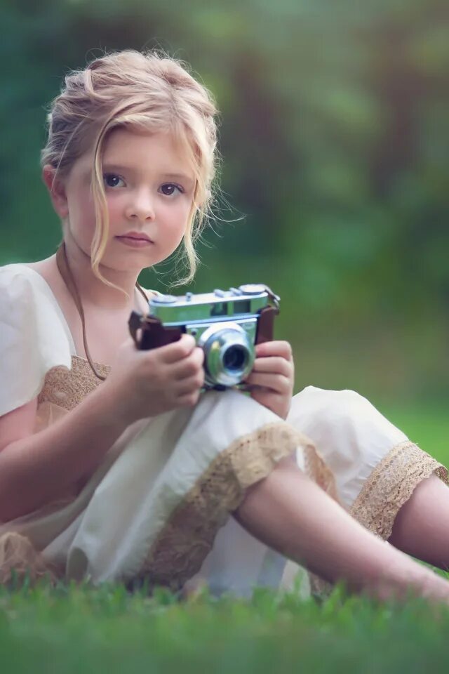 Видео где маленькие девочки. Девочка. Девочка с фотоаппаратом. Фотоаппарат для детей. Картинки для девочек.