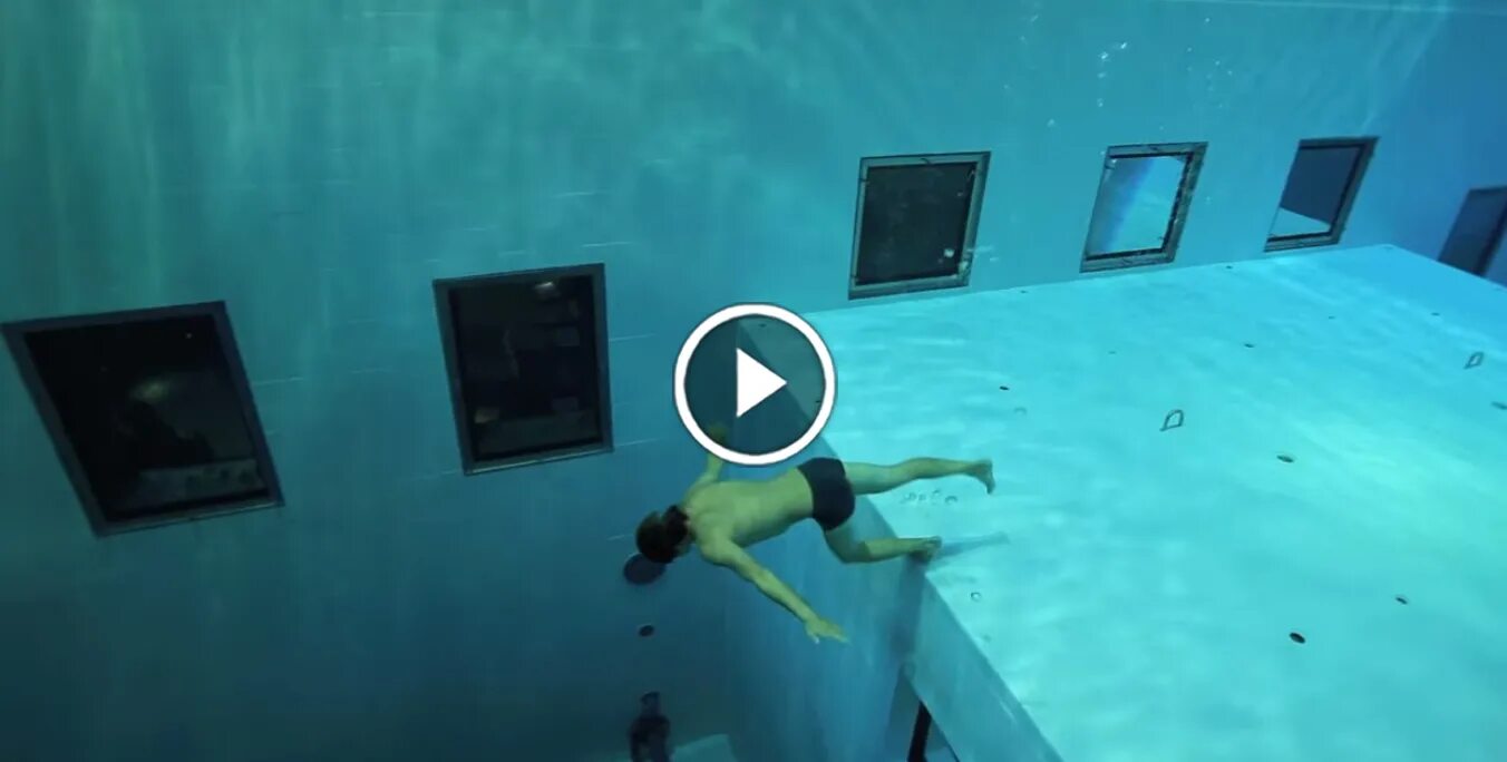 включи делают бассейн. красивый бассейн. бассейн в квартире. бассейн из мусора. ступни девушек в аквапарке.