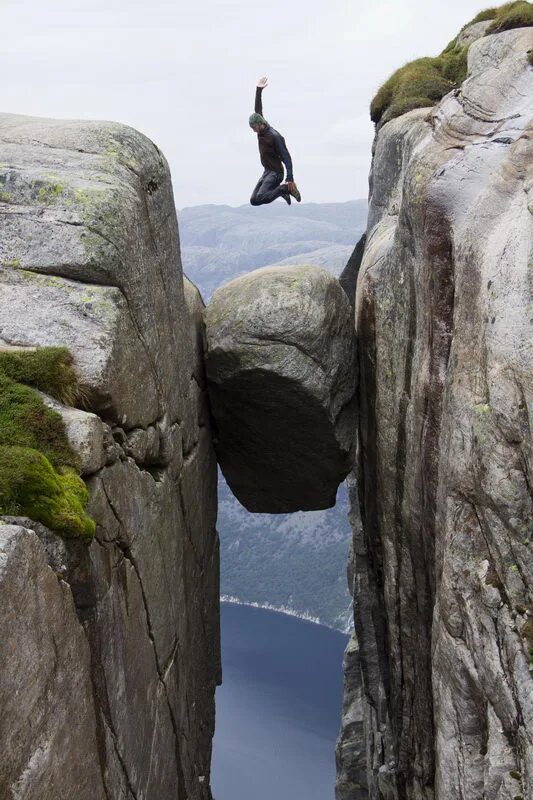 Кьерагболтен Норвегия. Плато Кьераг Норвегия. Норвегия камень кьёрагболтен. Скала Кьераг. Высота скал от земли