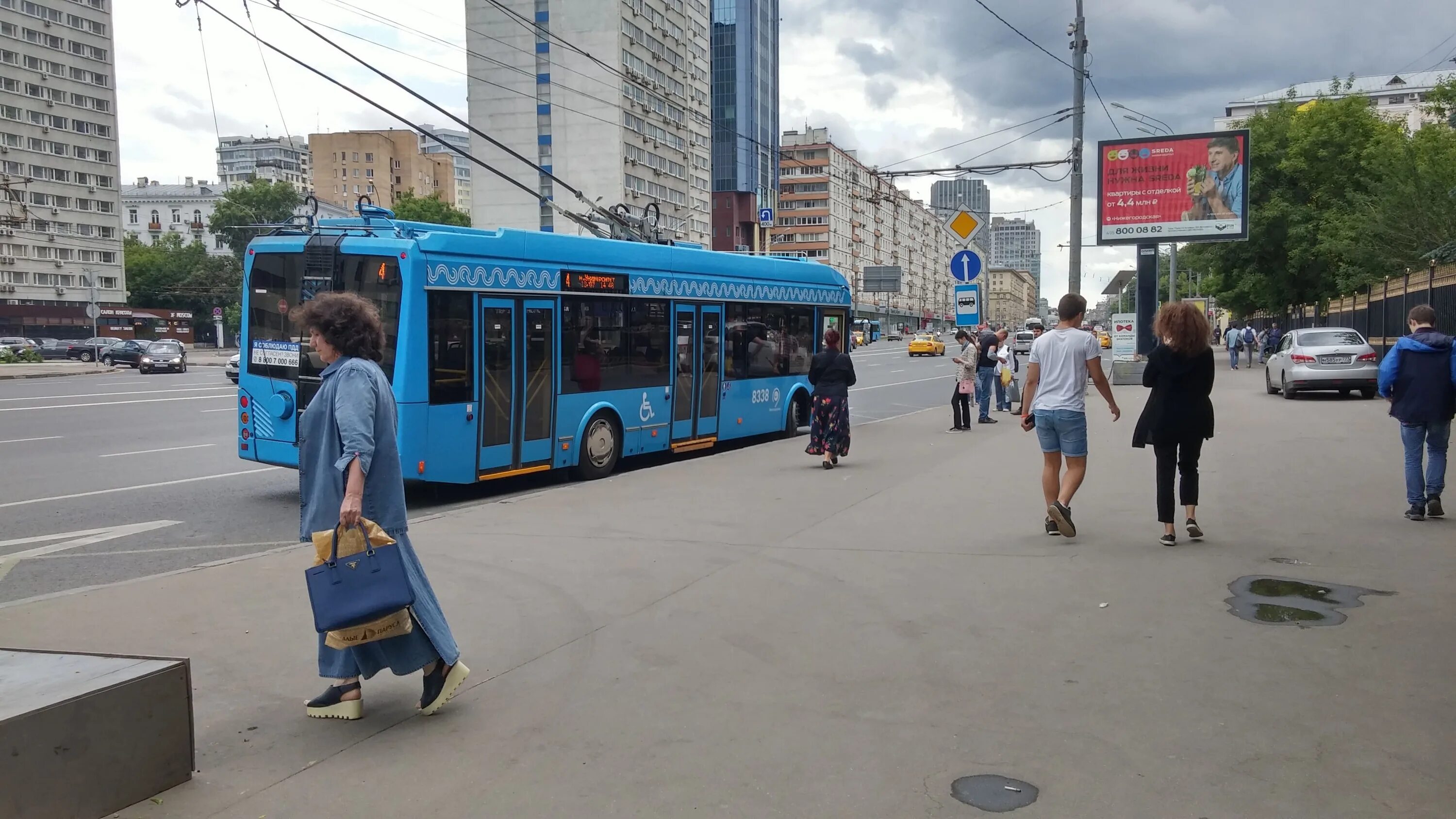 Остановке метро октябрьская. Автобусная остановка метро Октябрьская. Автобусная остановка Октябрьская Кольцевая. Остановки в Москве. Автобус е12 метро Калужская.