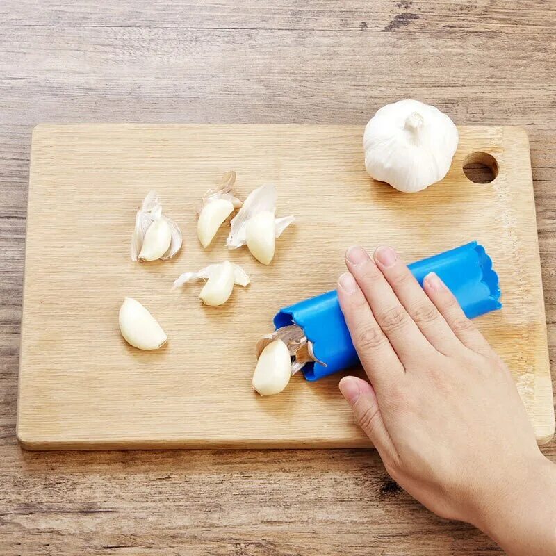 силиконовая трубка для чистки чеснока. замоченный чеснок. чистка чесноком. чистка чесноком. баночка для чеснока.