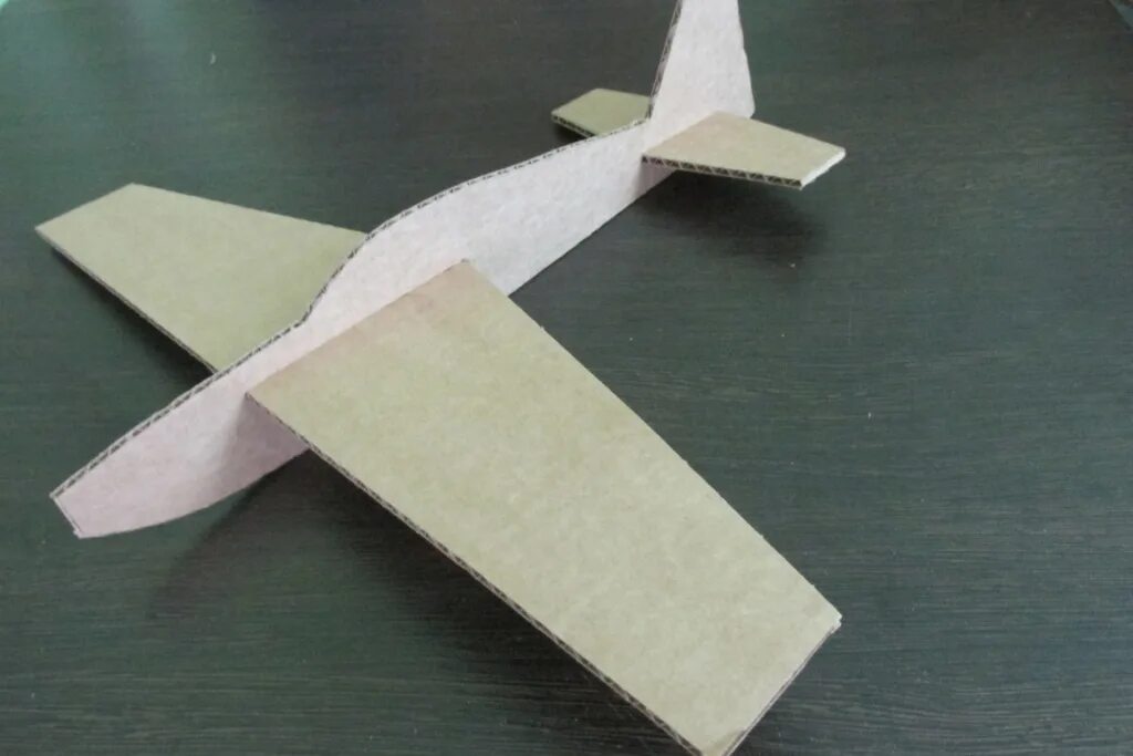 Самолет технология 4 класс. Поделка самолет. Самолет из картона. Модель самолета из картона. Военный самолет из картона.