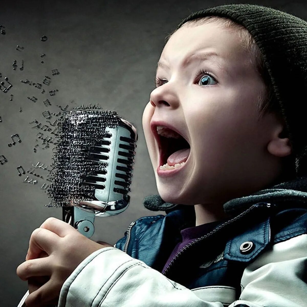 Пение в 2 голоса. Вокал дети. Малыш с микрофоном. Дети поют. Мальчик с микрофоном.