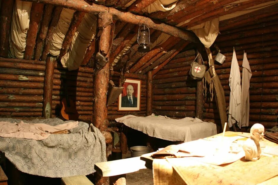 Блиндаж анвап. Партизанская деревня землянка. блиндаж землянка изба. землянка интерьер. землянка внутри.