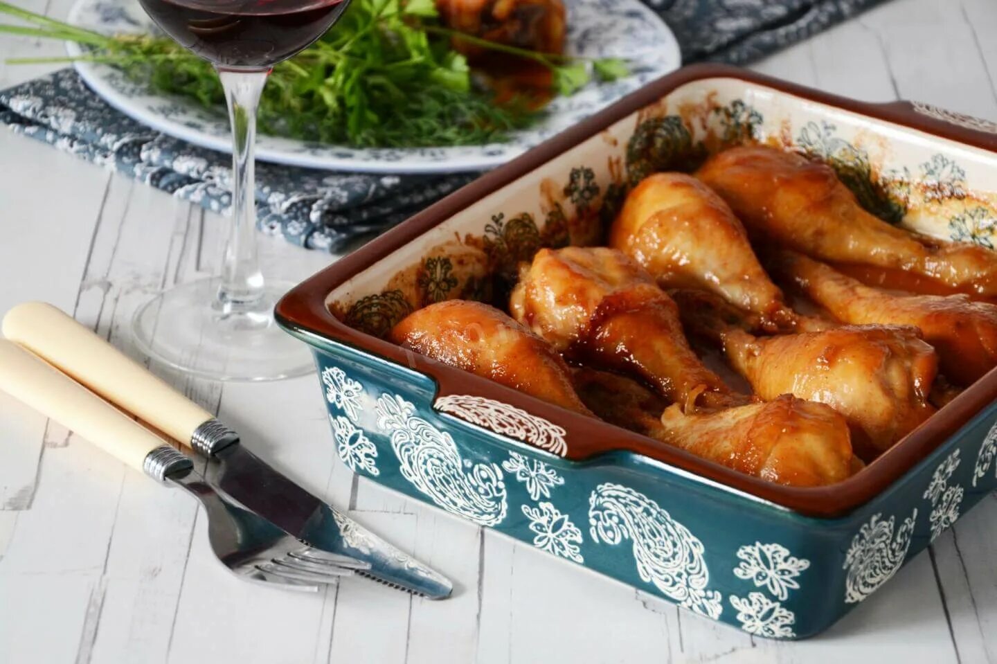 При какой температуре запекать куриные голени. Куриные голени в соевом соусе. голень на праздничный стол. куриные голени в соевом соусе в духовке. куриные ножки в духовке с подливкой.
