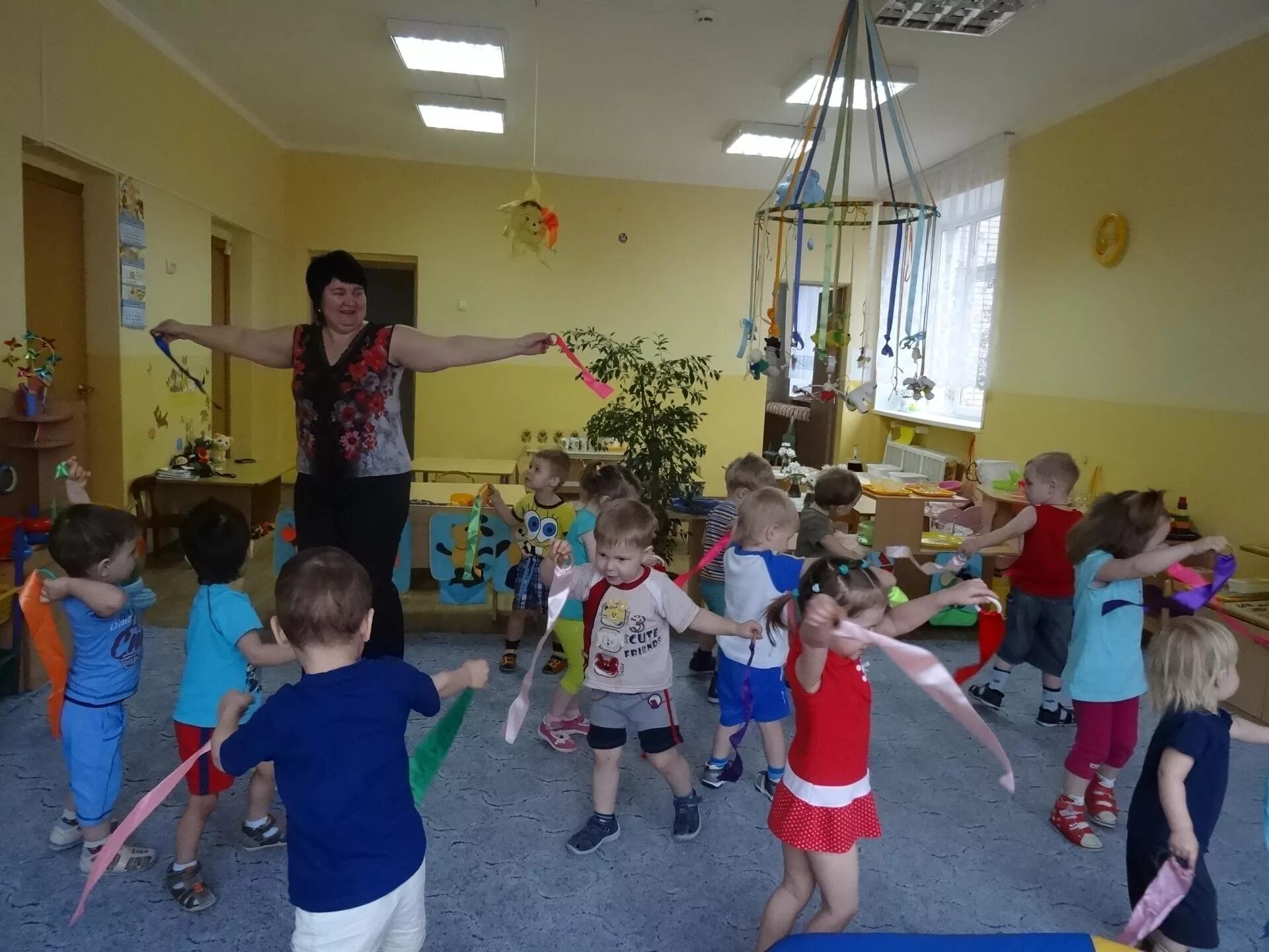 Дети в подвижных играх. Развлечение с детьми раннего возраста. Двигательная деятельность детей. Игры для детей в детском саду. Игры для детей в саду.