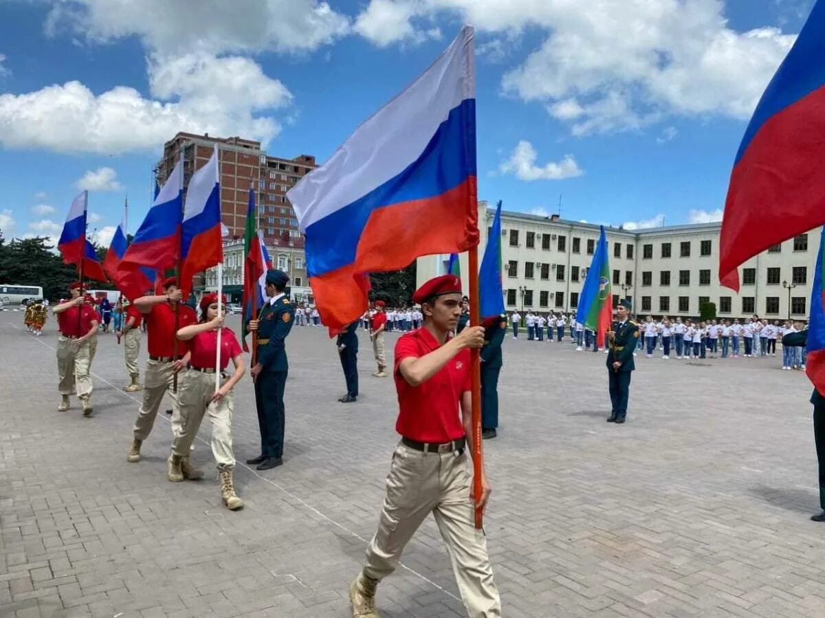 День России в Черкесске. Единая Россия Черкесск. Флаг Черкесска и России. Молодежь Карачаево Черкесии с флагом.