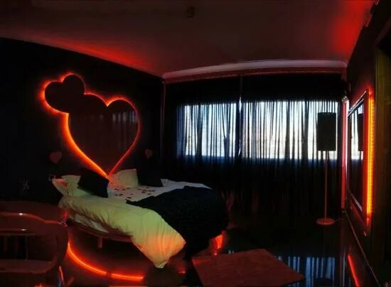 Парень и девушка в квартире. Love gets a room. Мужчина и женщина на кухне. Пара в кровати. Готовим вместе.