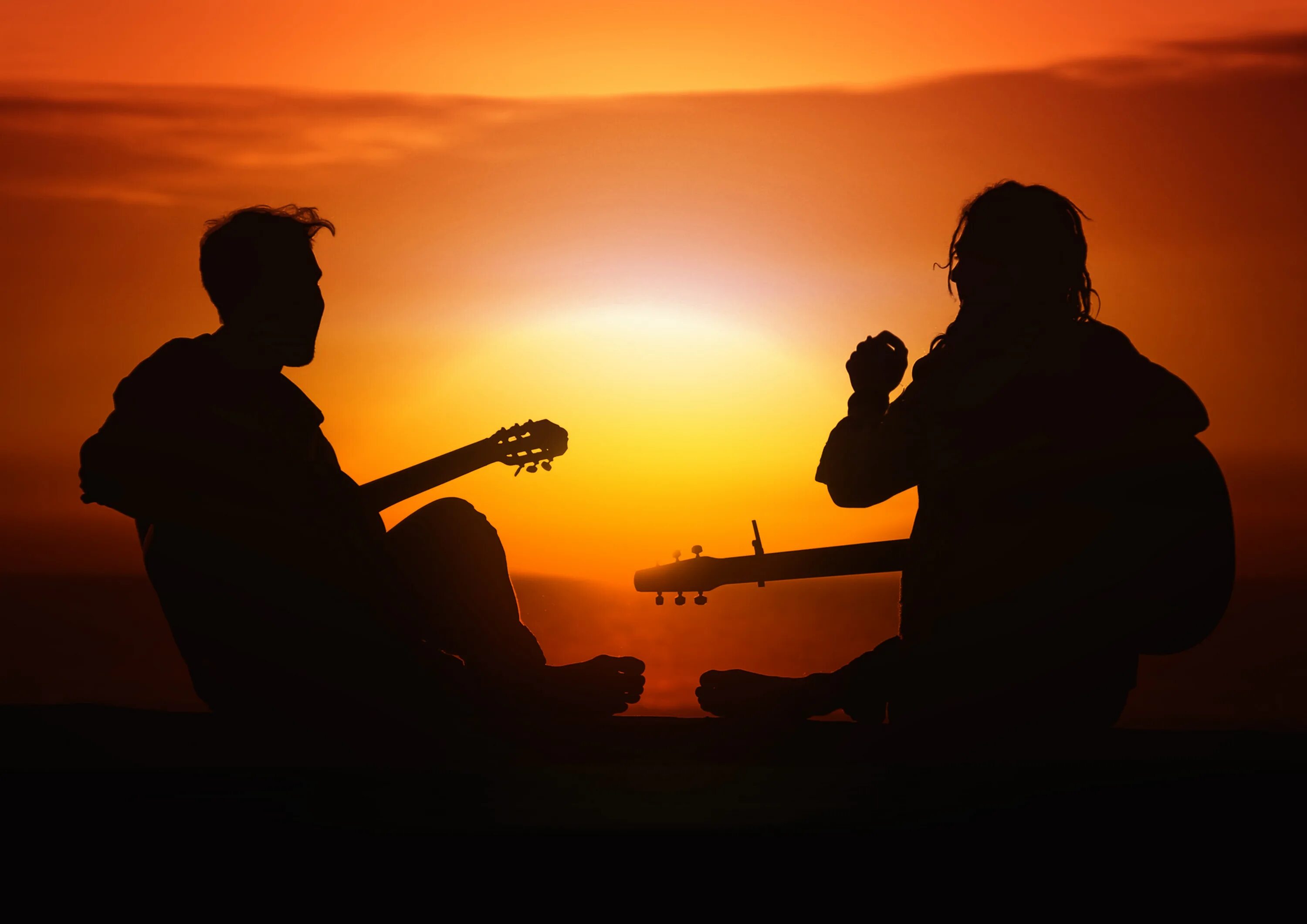 Поют двое мужчин. Гитарист на закате. Музыкант на закате. Человек с гитарой на закате. Два друга на закате.