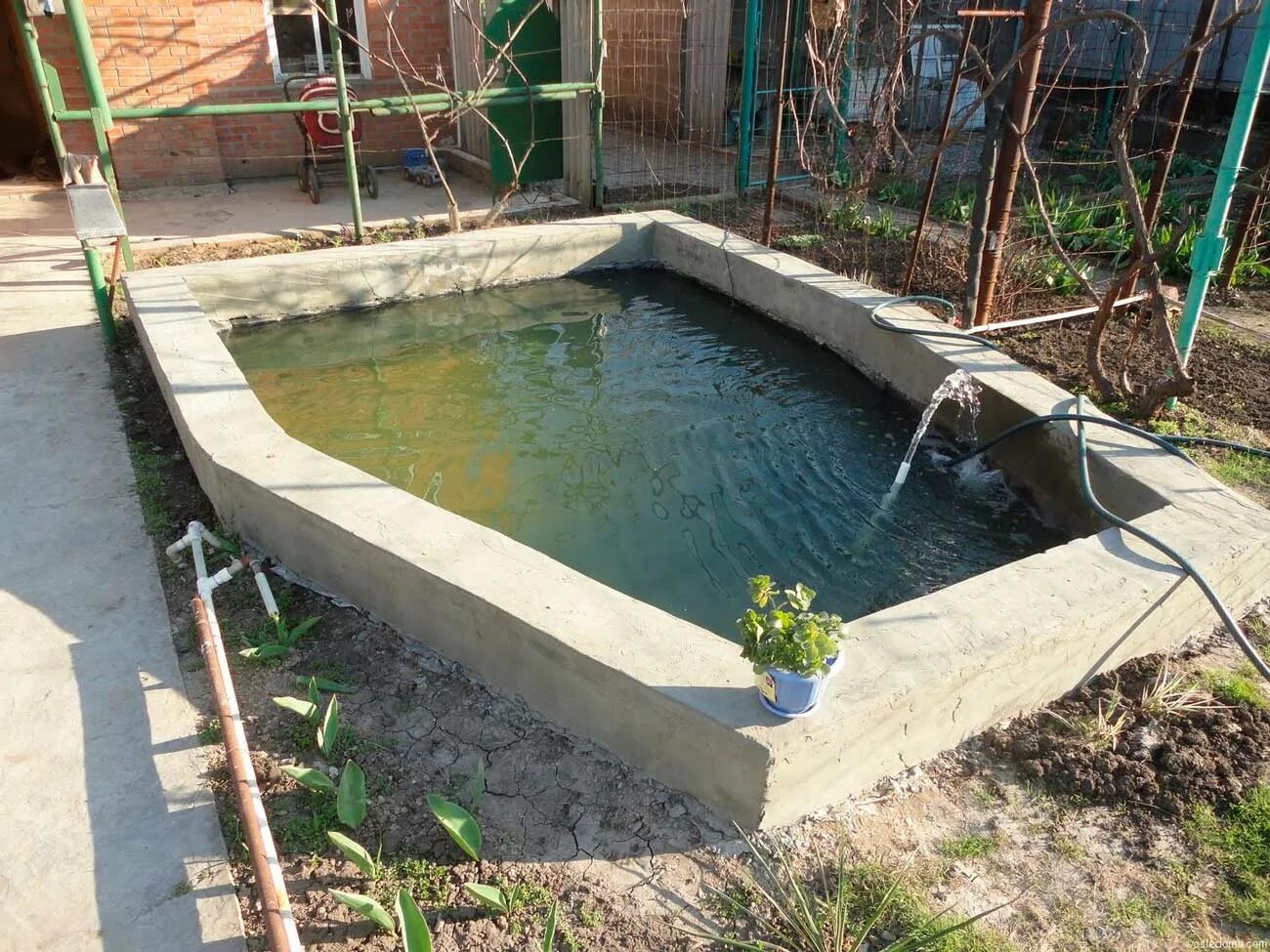 Бетонный пруд. Водоем из бетона. Пруд из бетона. Бетонирование пруда.