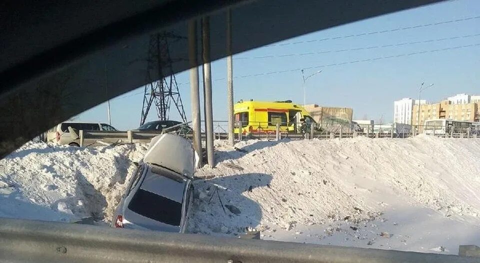 Влетела в отбойник. Авария на мосту Монтажников Тюмень сегодня. Авария на Монтажников Тюмень сегодня. Машина в отбойнике зимой Тюмень.