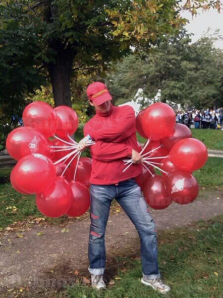 Каким человеком стал шариков. Красные шары на палочке. Красный шарик на палочке. Куча шаров на палке. Курьер воздушные шары.