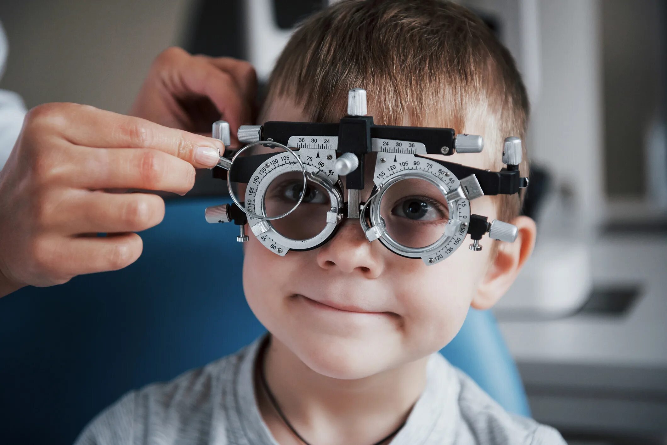 Детская глазная болезнь. Дети с нарушением зрения. Очки для детей для зрения. Офтальмология дети. Дети с очками.