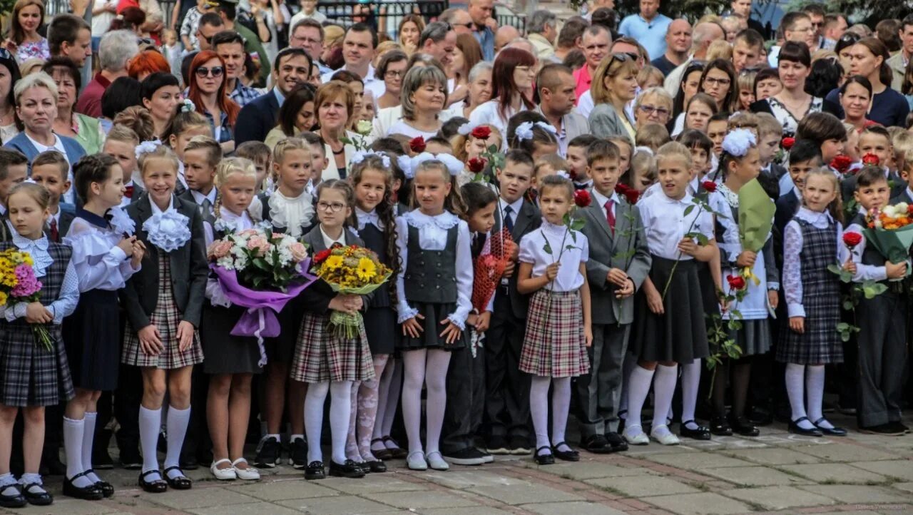 11 лет школы с какого года. Линейка 1 сентября. Линейка в школе. 1 Сентября линейка в школе. Школьники на линейке.