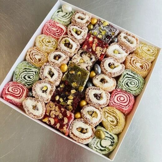 набор восточных сладостей. корзина с сухофруктами и конфетами. набор восточных сладостей. пахлава с кешью. пахлава.