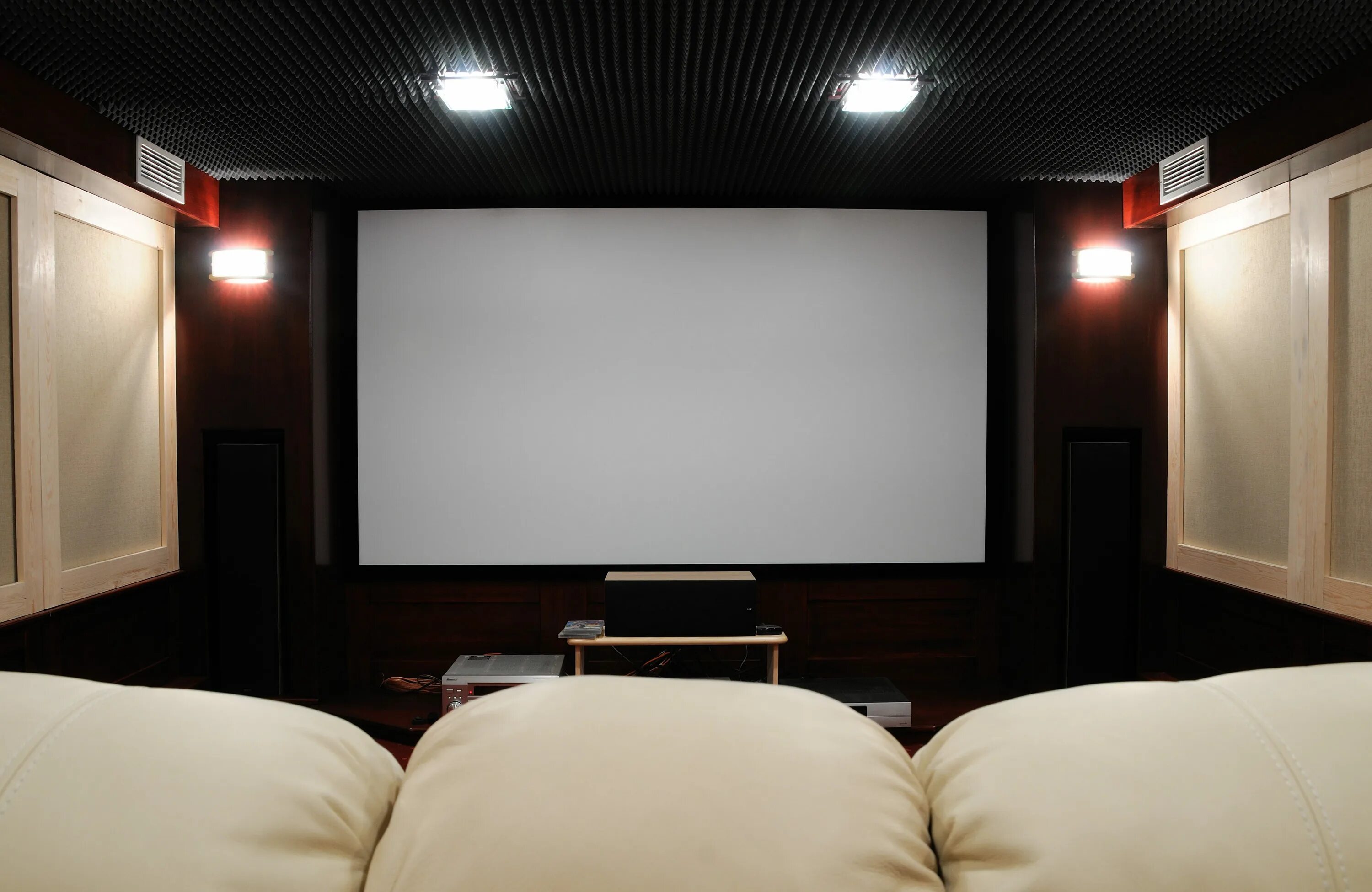 Какой кинотеатр купить. Домашний кинотеатр. Экран для проектора в интерьере. Проектор для домашнего кинотеатра. Домашний кинотеатр с проектором и экраном.