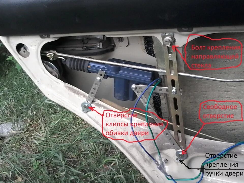 Как поставить центральный замок. Центральный замок ВАЗ 2114. Крепеж центрального замка ВАЗ 2114. Центральный замок ВАЗ 2106. Электро замок ВАЗ 2107 дверной.