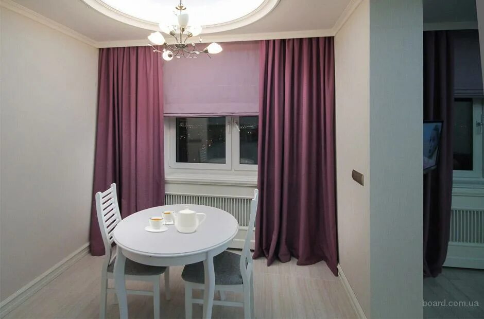 багетные карнизы для штор в интерьере. разноуровневые карнизы для штор. занавеска в кухню до подоконника. карниз для кухни. потолочный карниз на кухне.