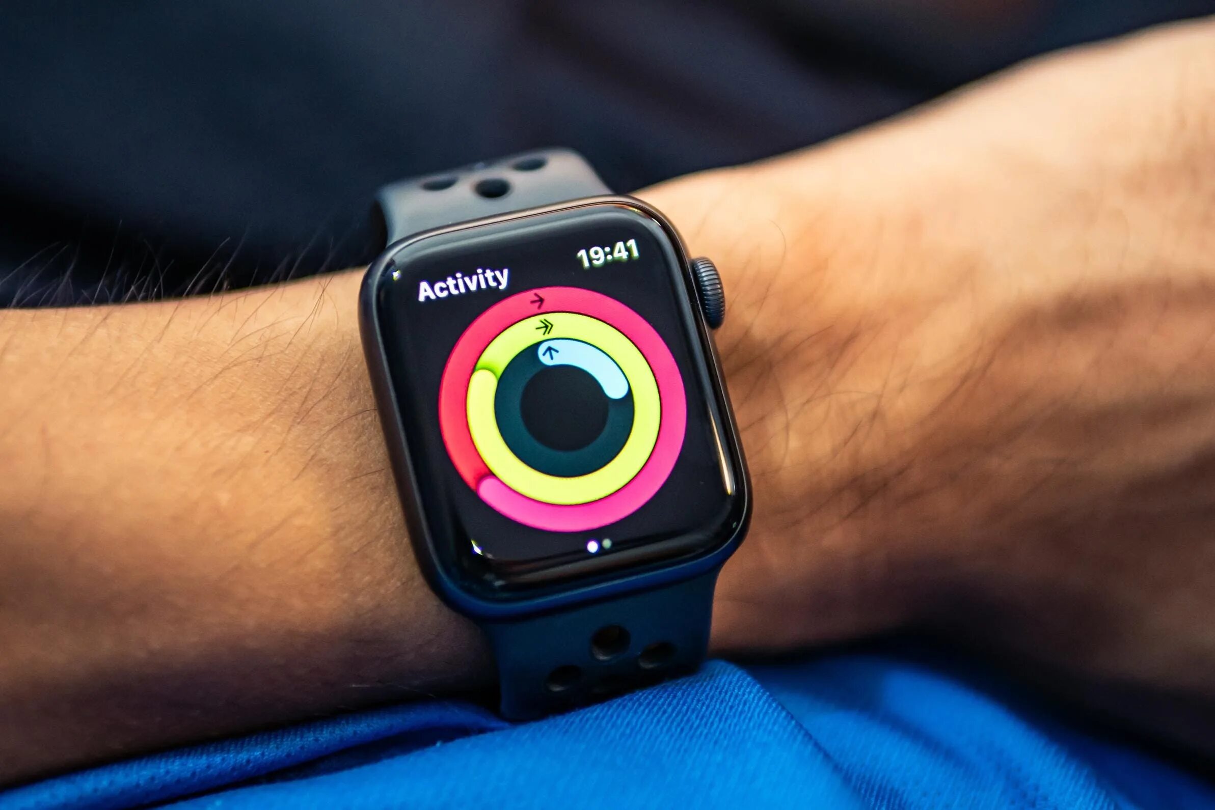 Apple watch изменить цели. Apple watch. Смарт часы эпл. Калории на apple watch. Кольцо тренировки на эппл вотч.